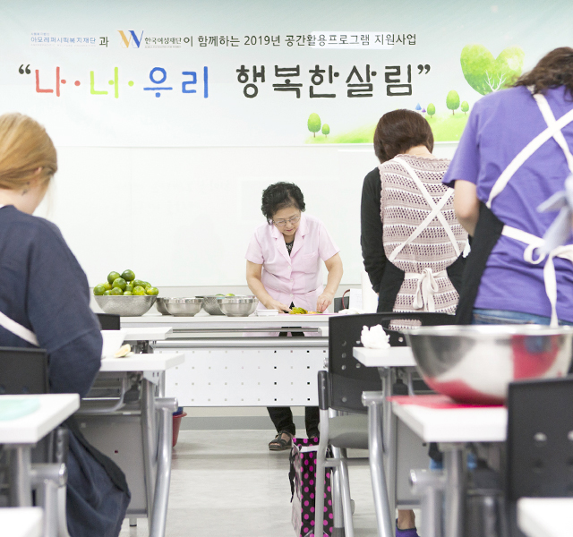 강의실에서 여러 여성 노인분들이 무언가를 작성하는 모습의 사진