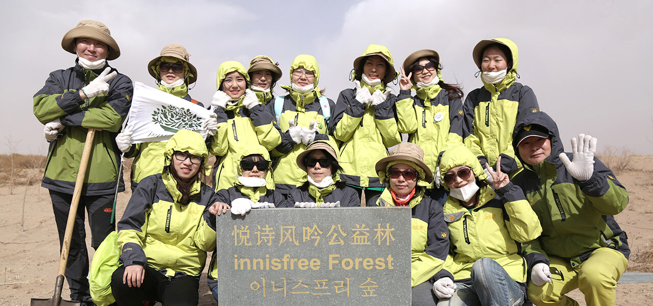 중국 내몽고 나무심기 캠페인 참여자 단체 사진