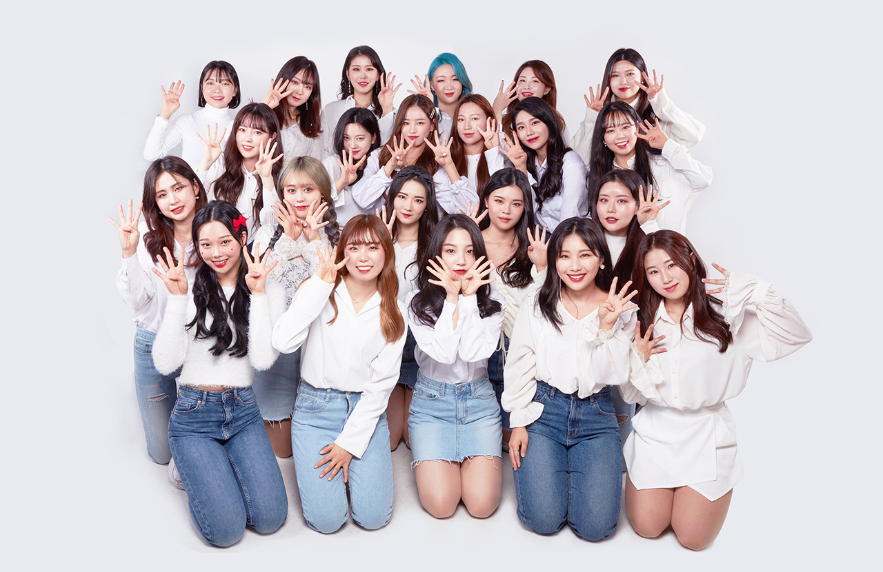 젊은 여성이 트리장식용 전구를 들고 있는 사진